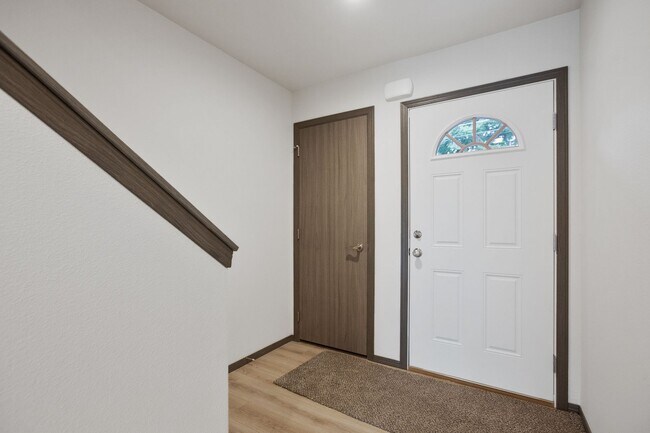 Foto del edificio - 3 bedroom 2.5 bathroom End Unit Modern Tow...