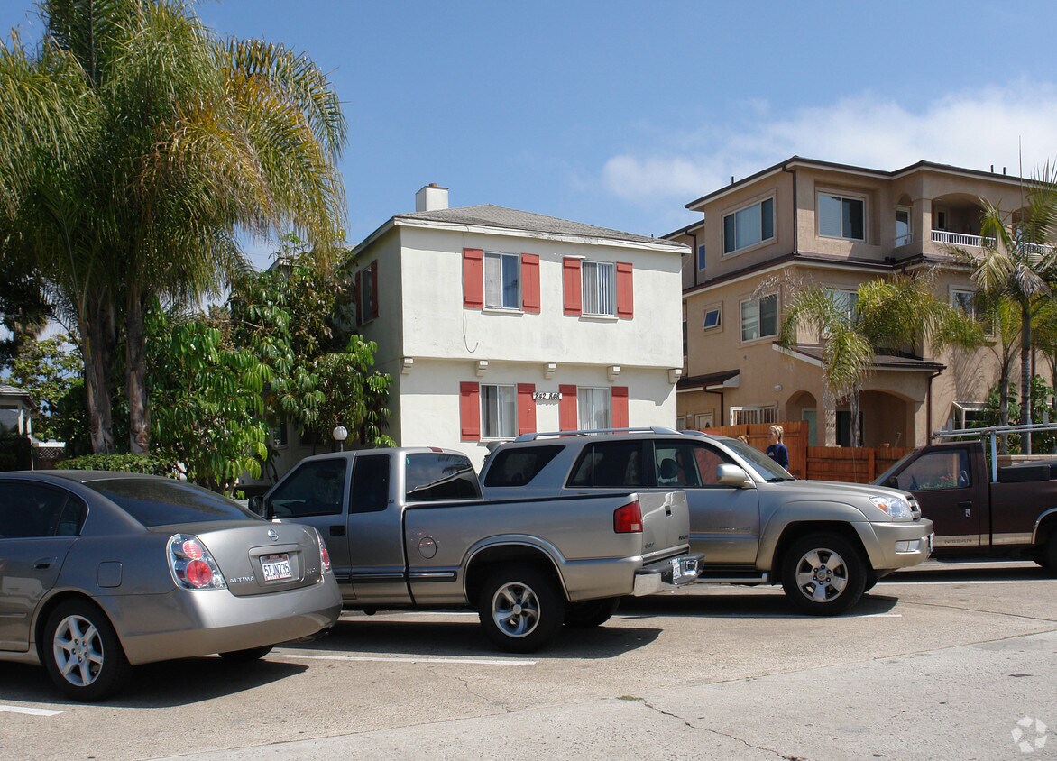 Building Photo - 842-848 Felspar St