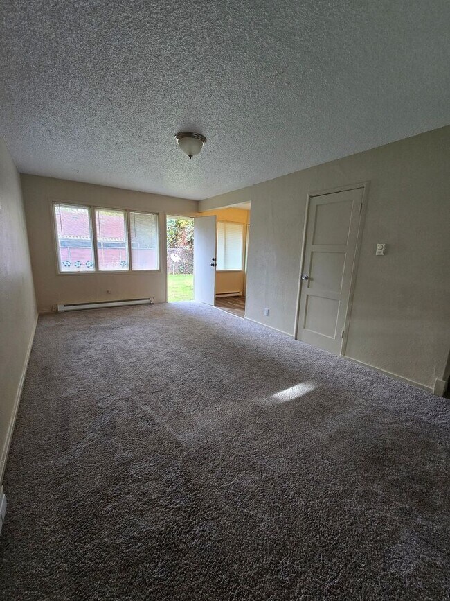 Foto del edificio - 4 Bedroom Duplex in Bremerton