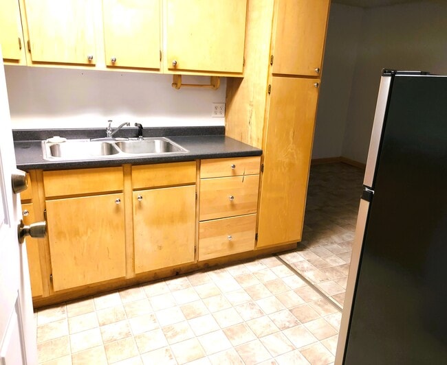 Mucho espacio de almacenamiento en esta cocina. - 185 High St