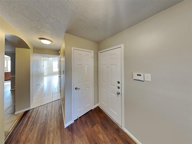 Foto del edificio - 2930 Rainmont Ln