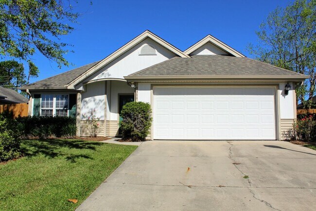 Foto del edificio - 3BR Home with Fenced Yard & Community Pool...