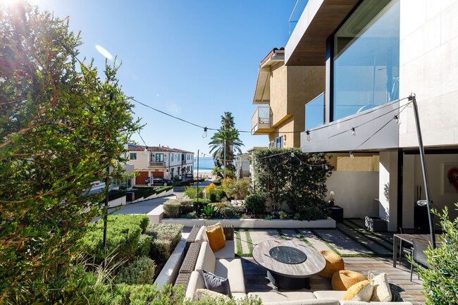 Building Photo - 121 25th St