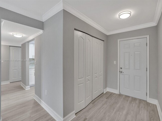 Foto del edificio - 9375 Fontainebleau Blvd