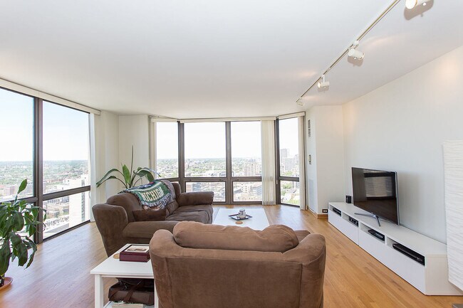Foto del edificio - 2650 N Lakeview Ave