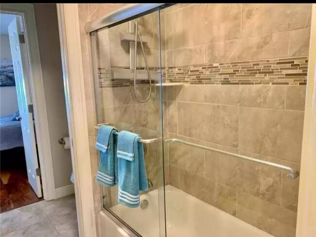 Foto del edificio - 6132 Lakefront Dr