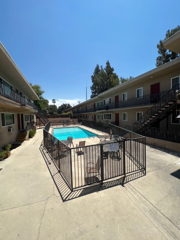 Building Photo - 1133 E Alosta Ave