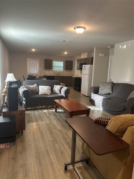 Foto del edificio - 411 Armstrong St