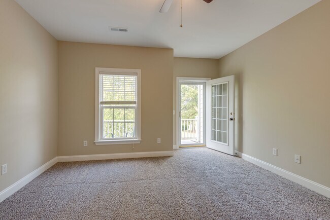 Building Photo - 618 Springlake Dr