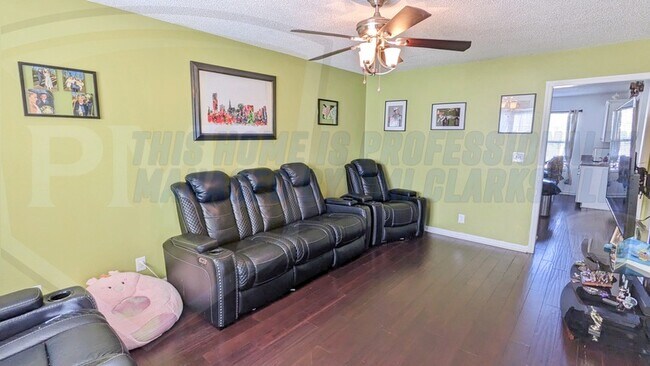 Foto del edificio - 3461 Kingfisher Dr