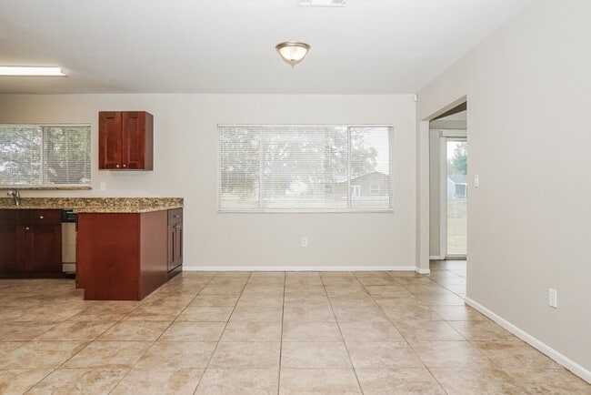 Building Photo - 2396 Roxbury Cir