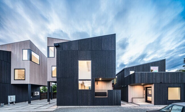 Foto del edificio - Central District –Brand New Townhomes.