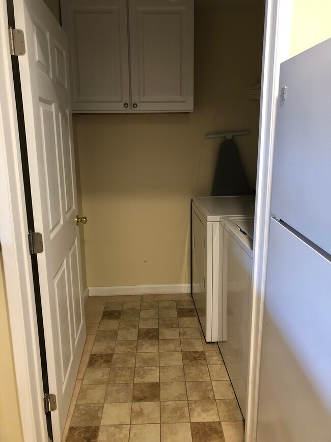 Lavandería - 1950 S Bentley Ave