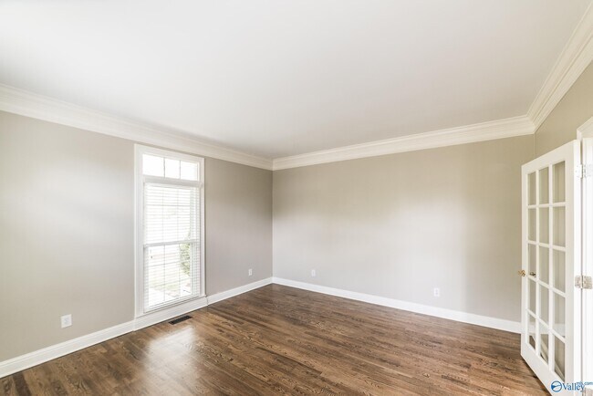 Building Photo - 2618 Elderdale Dr SE