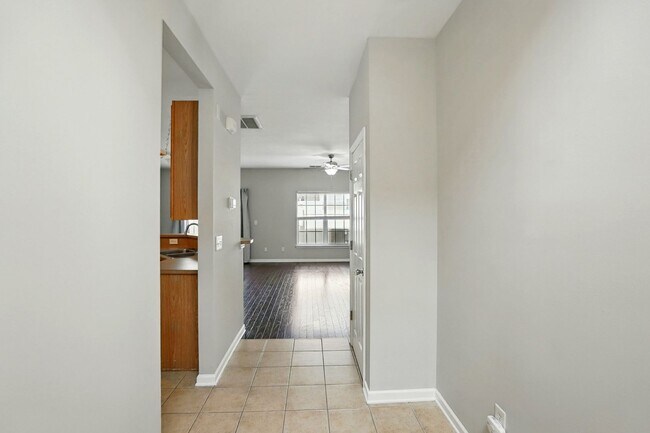 Building Photo - 2 Bedroom Townhome in Pineville!