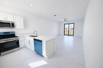 Building Photo - 828 Holmes Ave