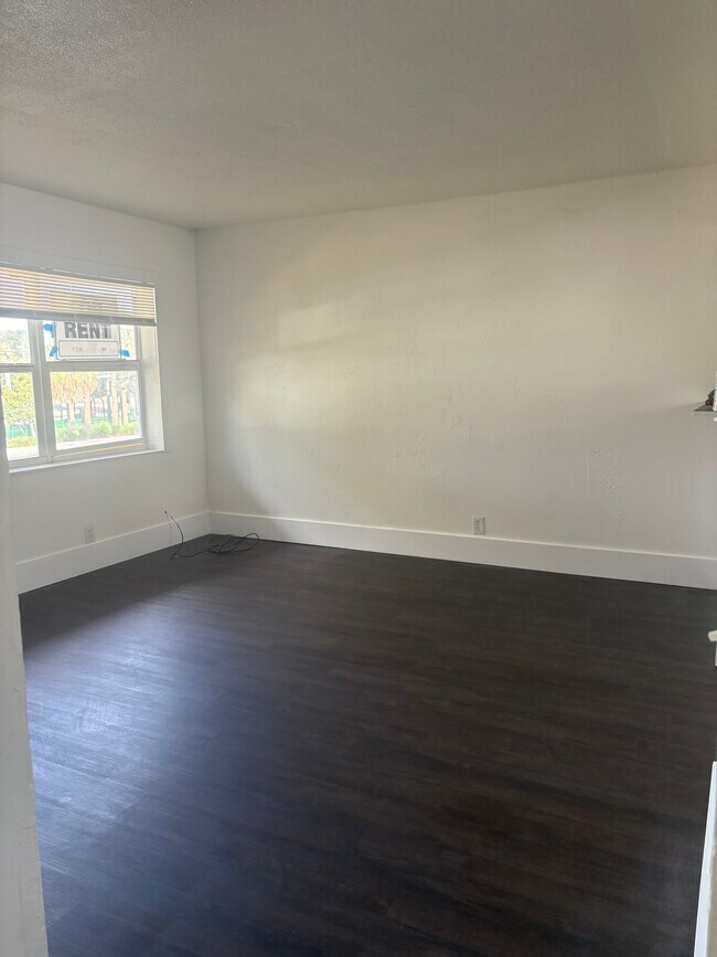 Suelos nuevos y baño reformado - 535 7th St