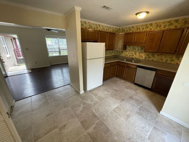 Building Photo - 2bd 2ba Townhome!