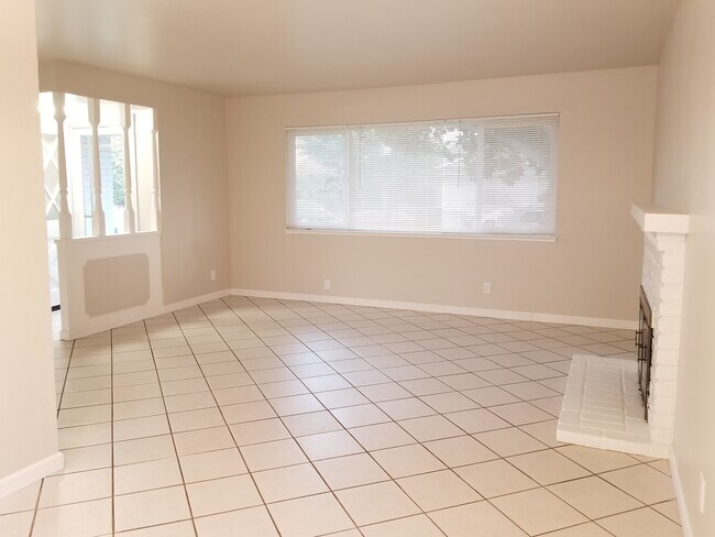 Foto del edificio - 2113 Town And Country Ln