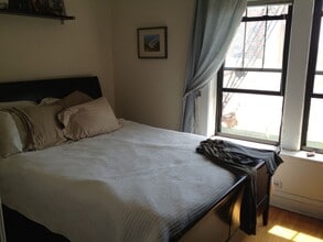 Building Photo - 1940 W Wilson Ave