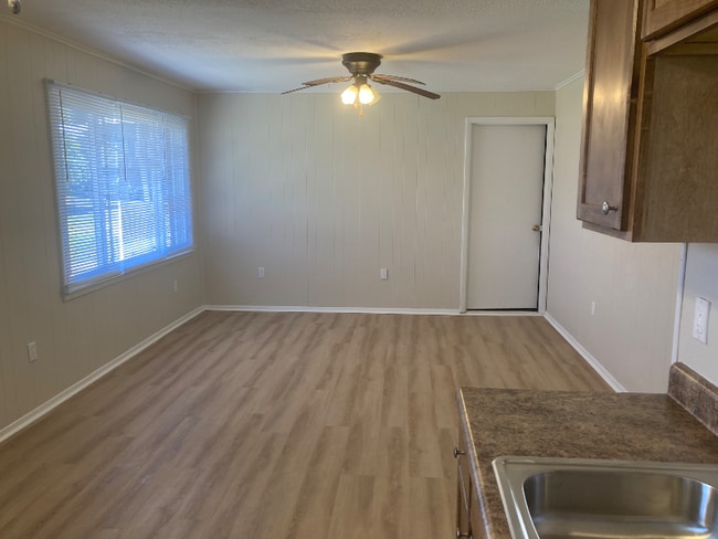 Building Photo - 202 Mountain View Dr