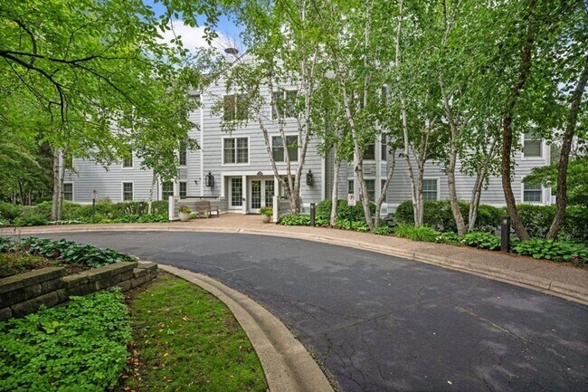 Foto del edificio - Spacious Main-Level Living in the Heart of Excelsior