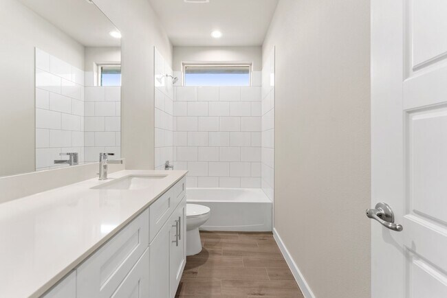 Foto del edificio - 2101 Fortune Dr