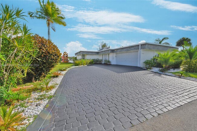 Foto del edificio - 5602 White Cedar Ln