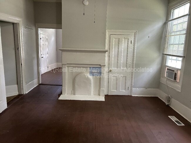 Building Photo - 738 W Poplar St