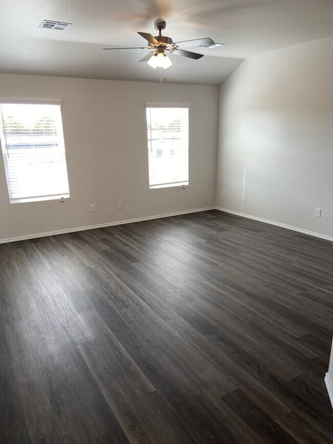 Building Photo - *Start 2026 Strong with FREE rent!* Three Bedroom | Two Bathroom Home in Mustang Farms