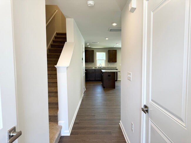 Building Photo - Modern 3-Bedroom Townhouse with Garage & P...
