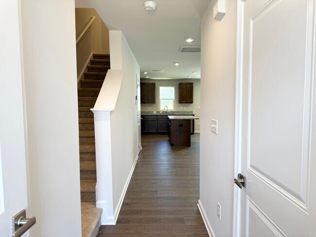Foto del edificio - Modern 3-Bedroom Townhouse with Garage & P...