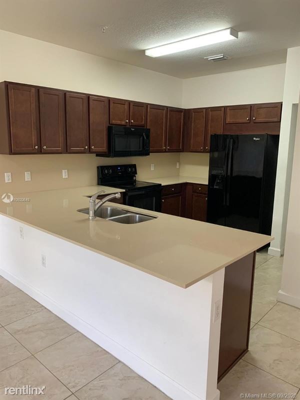 Foto del edificio - 290 NW 109th Ave