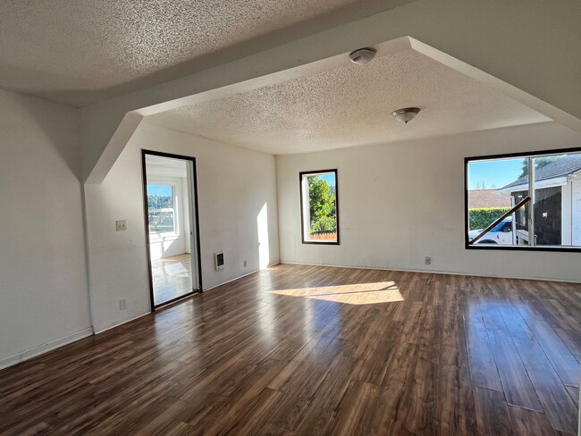 Foto del edificio - Spacious Coos Bay Home!! Lease Today!