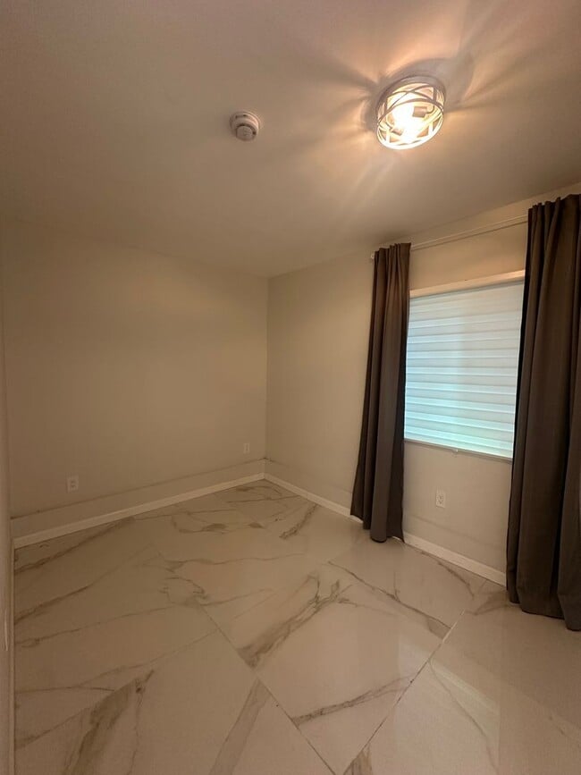 Foto del edificio - 1427 E 76th St