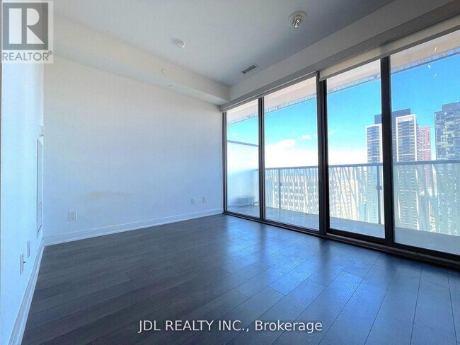 Photo du bâtiment - 50 Charles St E