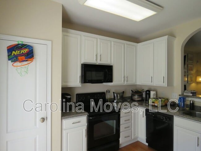 Building Photo - 125 Pine Walk Dr