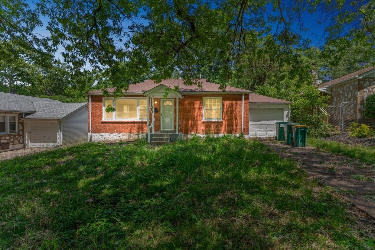 Foto principal - 8135 Bloom Dr