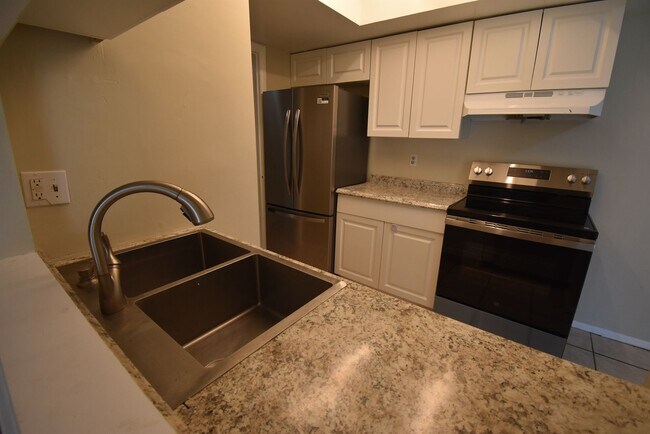 Foto del edificio - 2 Bed/2 Bath, 2nd Floor Condo at Marbeya C...