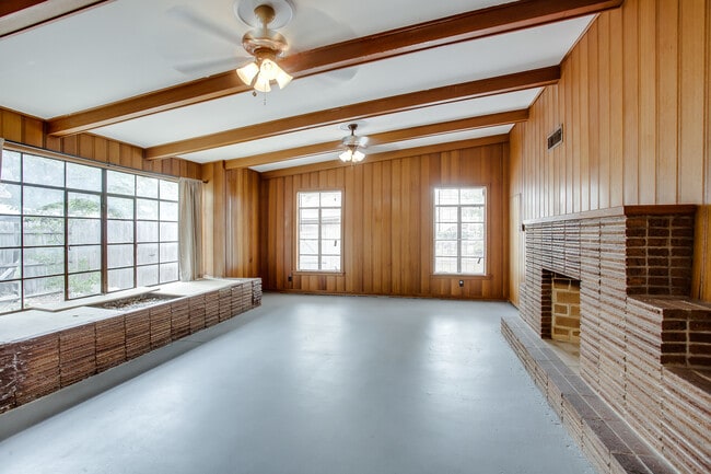 Building Photo - Pre-leasing for July!