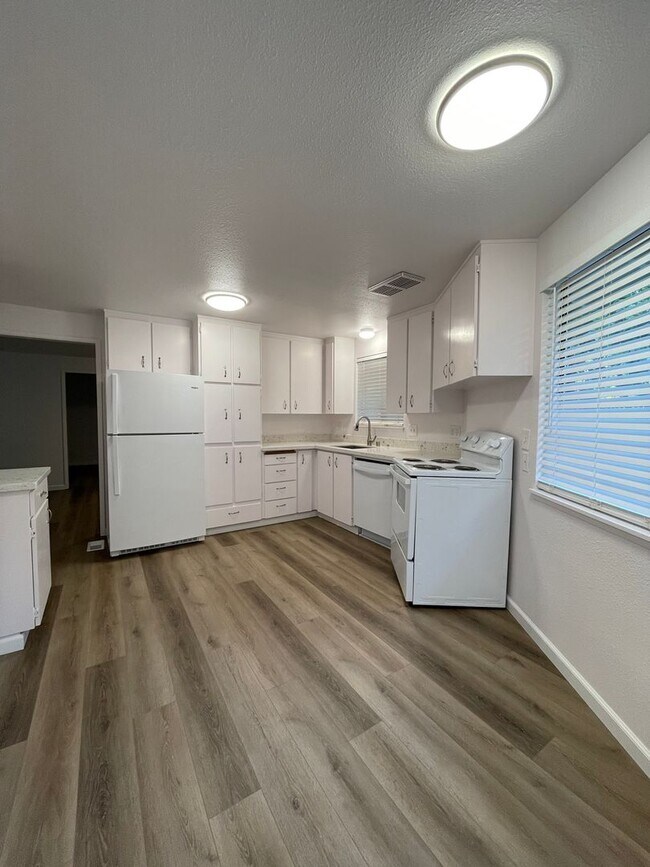 Building Photo - Newly Renovated Spacious 3 Bedroom 2 Bathr...