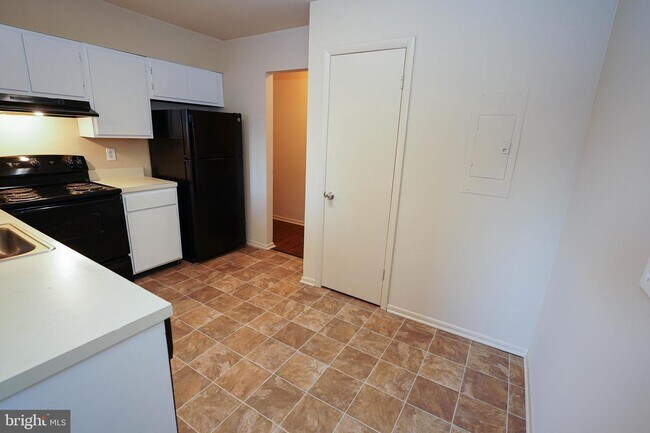 Building Photo - 805 College Ln