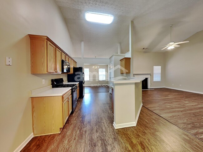 Foto del edificio - 5455 Yellow Pine Dr