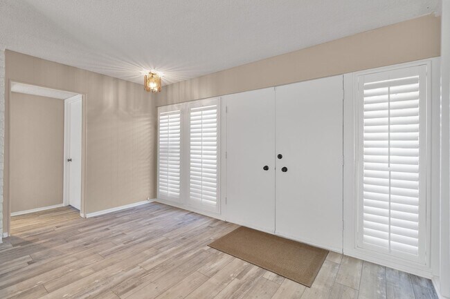 Building Photo - Stunning 4 Bedroom 2 Bathroom Home