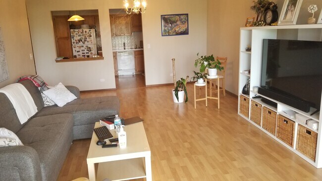 Foto del edificio - 6400 W Berteau Ave