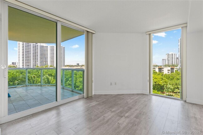 Foto del edificio - 3370 NE 190th St