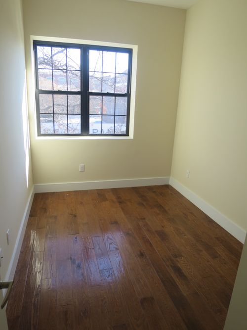 Building Photo - 3044 Steinway St
