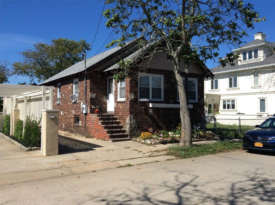 23 Glenwood Ave, Point Lookout, NY 11569 House Rental in Point