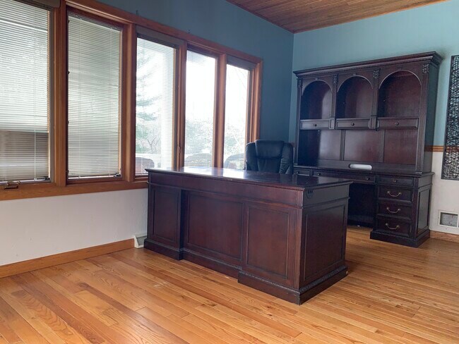Foto del edificio - 4400 Twin Oaks Dr