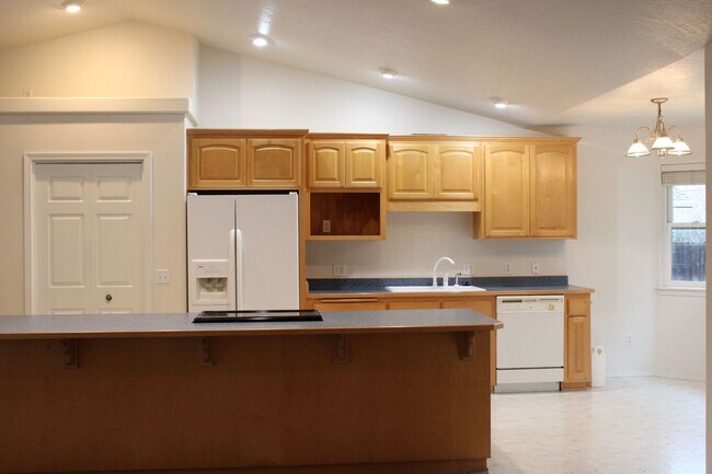 Building Photo - Open Concept Living Close to Downtown Gran...